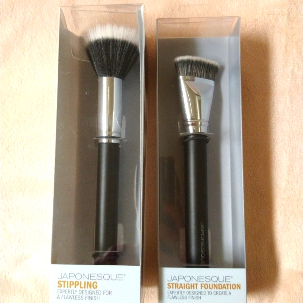 Japonesque stippling and straight foundation brush duo